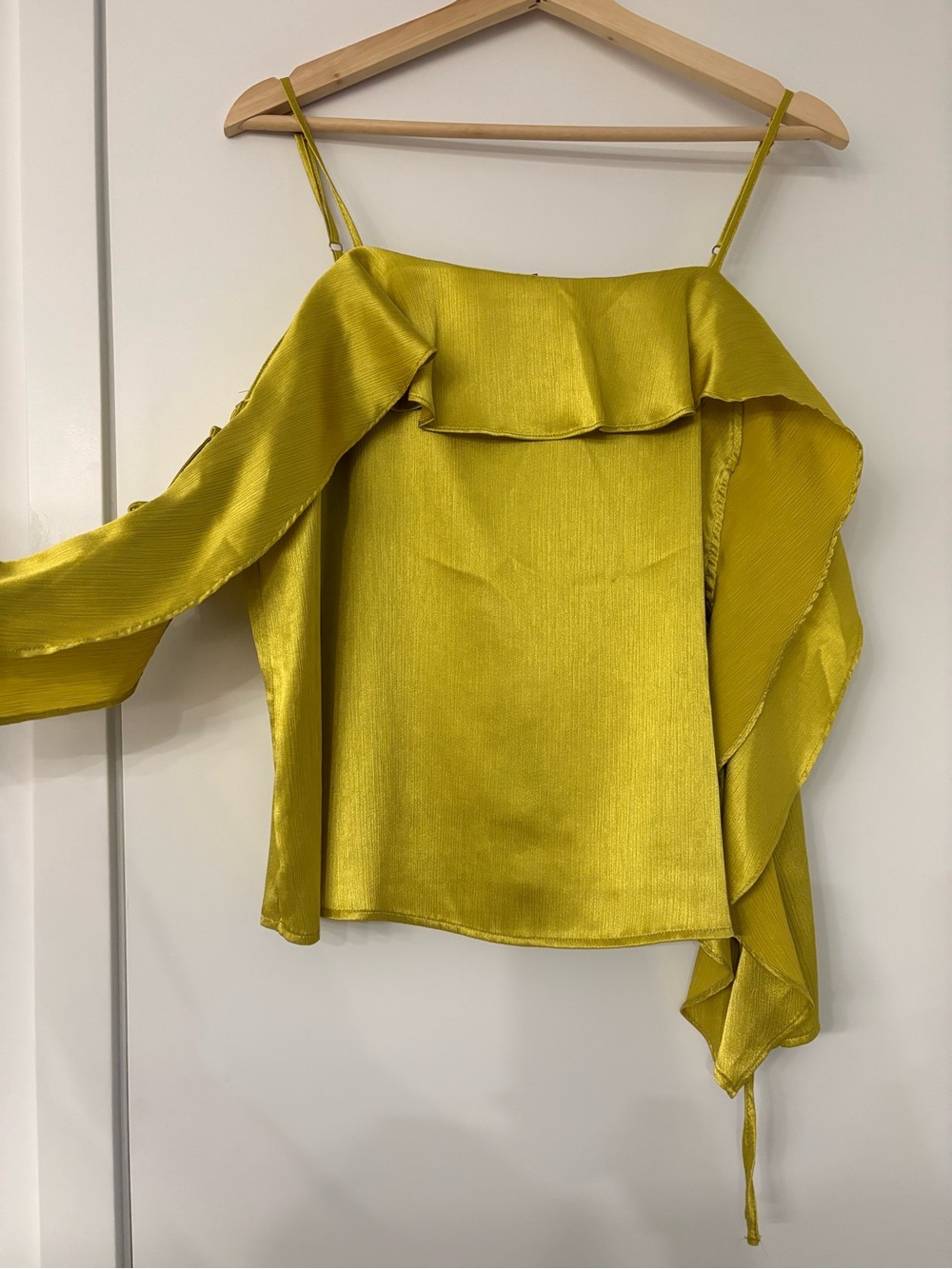 Guess Off-Shoulder Ruffle Top